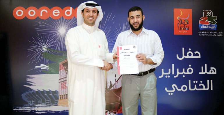 تكريم احد الفائزين بجوائز المهرجان