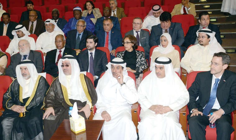 السفير البحريني الشيخخليفة بن حمدفي مقدمة الحضور ﻿