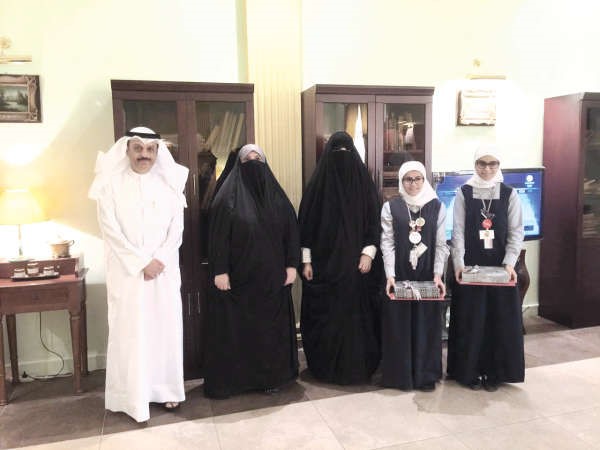  د ماجد العلي مكرما ادارة وطالبات ثانوية لبنى بنت الحارث بنات﻿