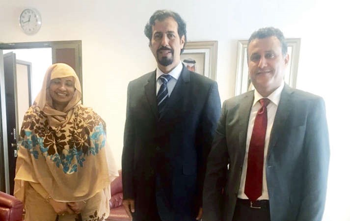 الشيخ علي الخالد مع رئيسة لجنة الامن الغذائي العالمي وسفيرة السودان اميرة قرناص ويوسف جحيل﻿