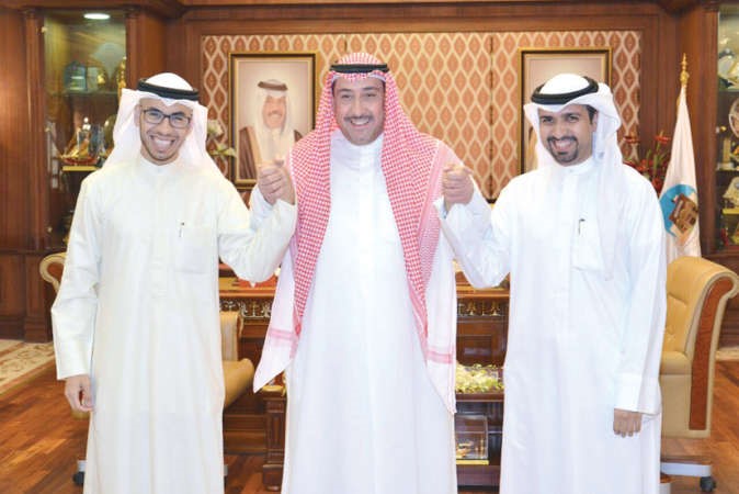 الشيخ فيصل الحمود متوسطا عبدالله الهاجري وطارق الدقباسي﻿