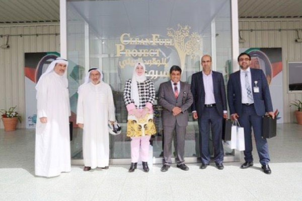 د ماجدة القطان تتوسط بعض الحضور