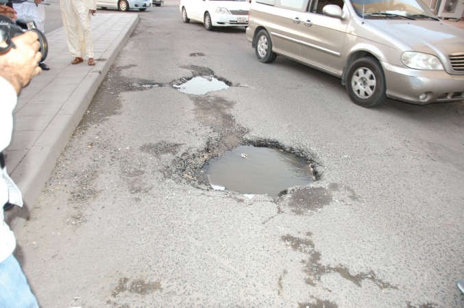 حفر عميقة باحد الطرق﻿