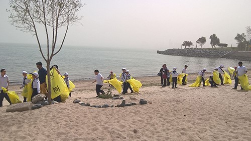 البلدية: تنظيف شاطئ الجزيرة الخضراء بالتعاون مع فريق "نهتم" وطلبة مدارس "الدعية" 