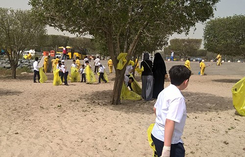 البلدية: تنظيف شاطئ الجزيرة الخضراء بالتعاون مع فريق "نهتم" وطلبة مدارس "الدعية" 