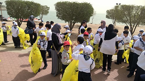 البلدية: تنظيف شاطئ الجزيرة الخضراء بالتعاون مع فريق "نهتم" وطلبة مدارس "الدعية" 