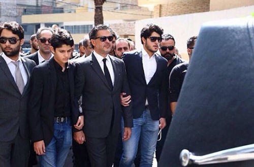 بالصور والفيديو.. انهيار راغب علامة خلال تشييع جثمان والده