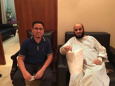 صورة: الطبيب الفلبيني الذي أنقذ عائض القرني يطمئن على صحته في الرياض