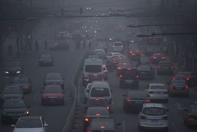 زاكربرغ ينشر صورة له وهو يركض في بكين وسط تلوث شديد
