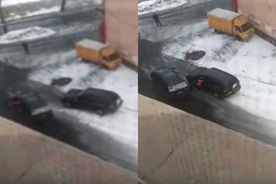 بالفيديو.. امرأتان تتبادلان التصادم بسيارتيهما بعد حادث بسيط
