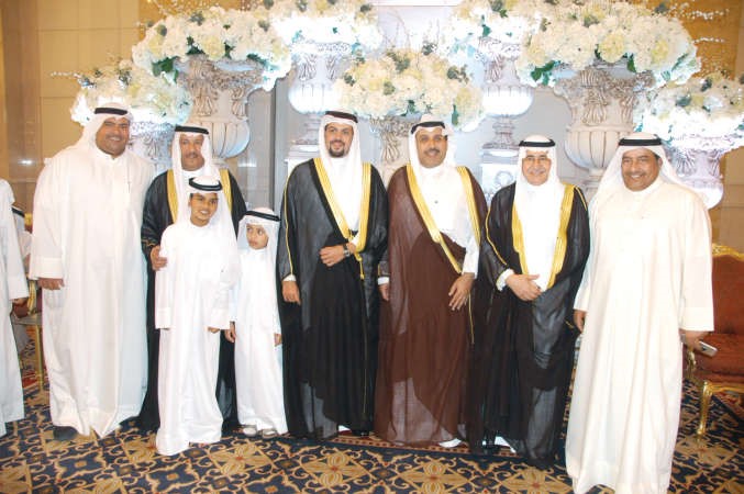 الشيخ حمد الجابر وعلي الرشيد البدر ووالد العروس عادل الرشيد البدر ورشيد البدر يباركون