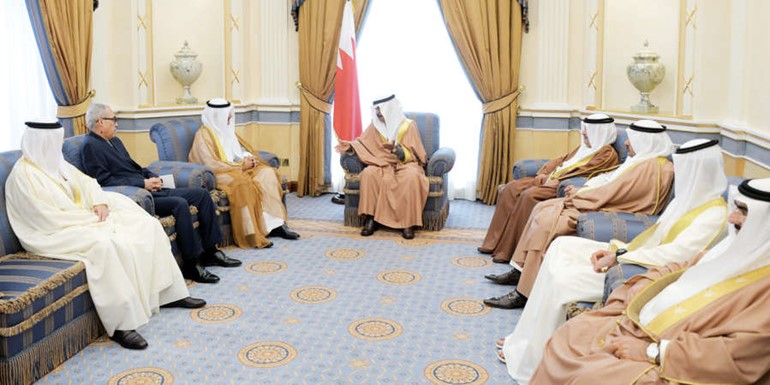 رئيس الوزراء البحريني الامير خليفة بن سلمان ال خليفة متحدثا مع حمد المرزوق