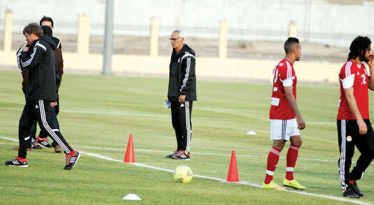 مدرب مصر هيكتور كوبر يراقب اللاعبين في تدريب سابق﻿