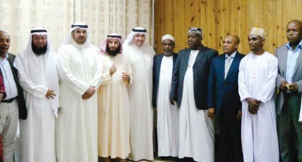 م محمد الهدية وسعود الحريجي وحمدان العازمي ود احمد مطيع خلال الزيارة