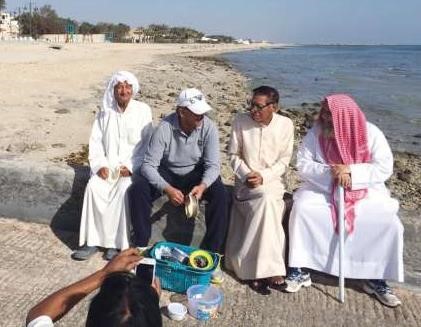 الشيخ محمد الخالد في حديث باسم مع عدد من المواطنين على الواجهة البحرية﻿