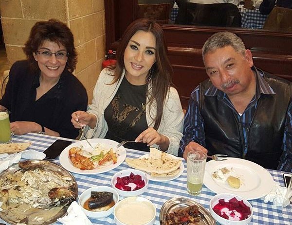 بالصور.. سماح أنور تلتقي حبيبها السابق على الغداء