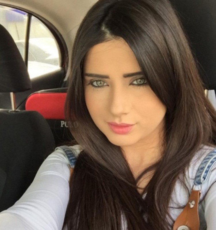 بالصور.. خمنّوا هذه "الفاتنة" شقيقة أي فنّان مشهور؟