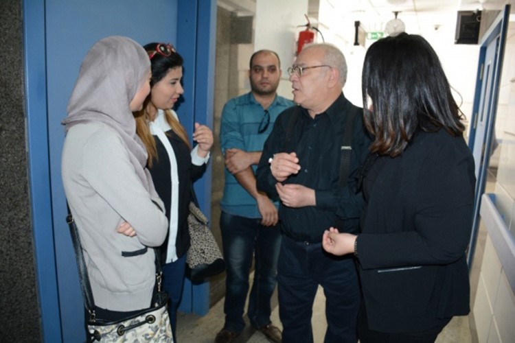 بالصور.. انهيار صلاح عبدالله ونقله للمستشفى بعد تلقيه خبراً سيئاً اثناء تصوير مسلسله 