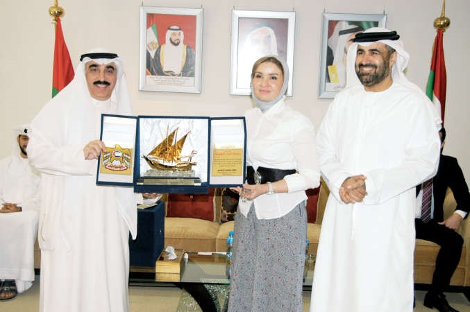 السفير الاماراتي ويوسف مصطفى يسلمان الزميلة هالة عمران درع الانباءمحمد هاشم