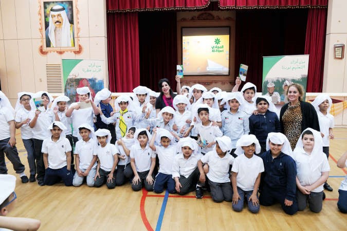 التجاري خلال زيارة طلاب المدرسة
