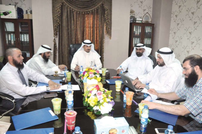 مسعود العنزي مترئسا المؤتمر الصحافي بحضور فهد الدوسري ومنصور المري وناصر جوهر ومحمد حامداحمد علي
