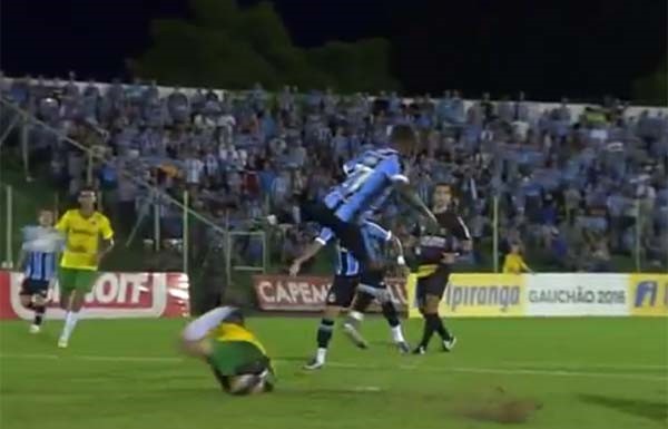 بالفيديو.. لاعب برازيلي يُحرز هدفاً رائعاً.. ماركة "إبراهيموفيتش"