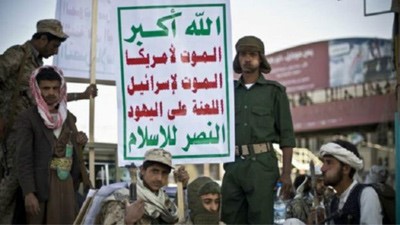 مسلحون حوثيون يرفعون شعار الحركة الحوثية