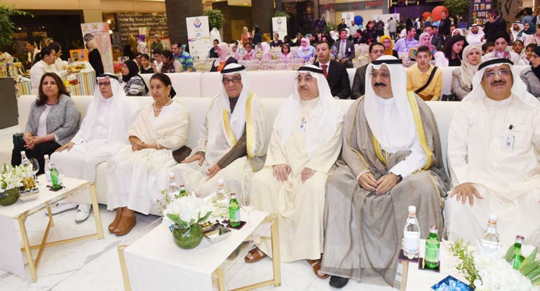 عبير البحر وعدوان العدواني والشيخة شيخة العبدالله وعبدالفتاح معرفي وصالح العريان ونادر معرفي وخالد الشايع في مقدمة الحضور خلال افتتاح المهرجان 