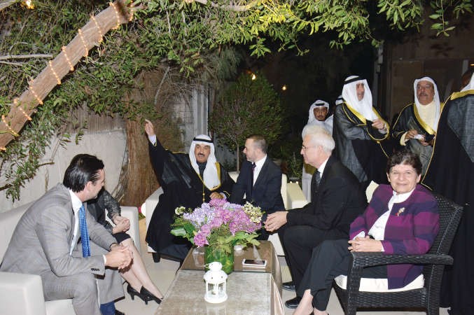 حديث بين سمو الشيخ ناصر المحمد والسفير الفرنسي كريستيان نخلة بمشاركة عدد من الحضور وتبدو الشيخة درشا الصباح﻿