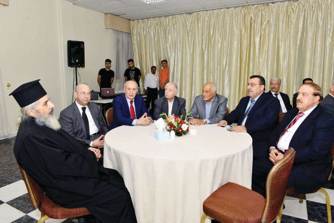 الاب فليمن الصيفي خلال حفل العشاء بحضور د فؤاد نقولا وجورج مجاعص وعيسى بشور ومنير عامر وابراهيم شاهين واسعد مطر﻿
