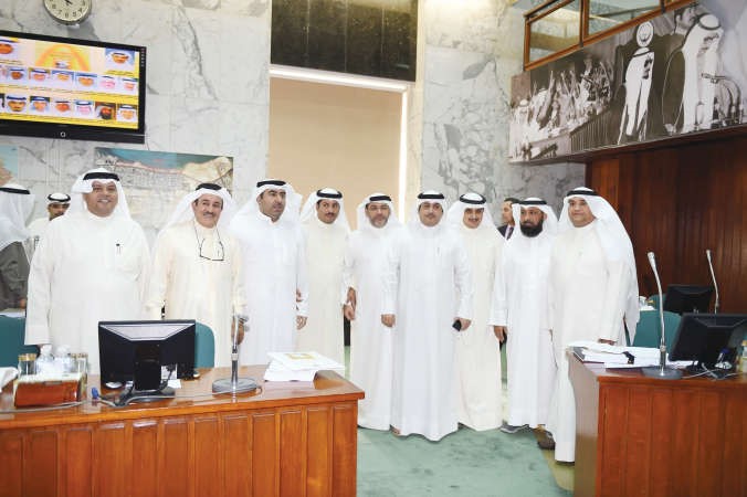 مشعل الجويسري ومانع العجمي وم احمد المنفوحي ويوسف الغريب ودحسن كمال واحمد البغيلي واسامة العتيبي واحمد الفضالة وفهد الصانع