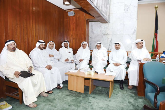 عدد من قياديي الجهاز التنفيذي خلال الجلسة
