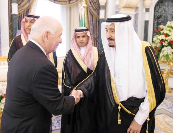 خادم الحرمين الشريفين الملك سلمان بن عبدالعزيز مستقبلا وفد الكونغرس الاميركي في الرياض امس	 واس ﻿