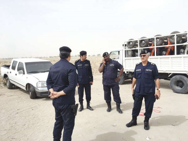 اللواء ابراهيم الطراح خلال اشرافه على حملة اسطبلات ميناء عبدالله ويبدو العميد عبدالله سفاح