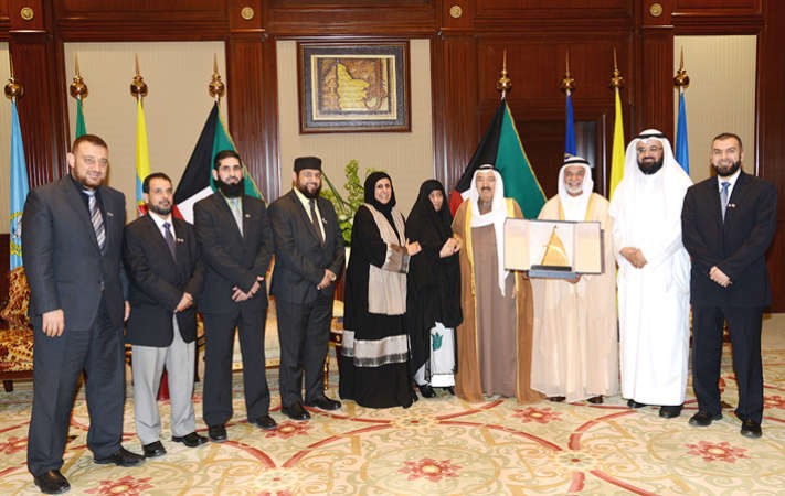 صاحب السمو الامير الشيخ صباح الاحمد خلال استقباله الشيخة اوراد الجابر ومجمال النوري ورئيس المركز الاسلامي في كندا ممحمد ابوشحادة واعضاء المركز﻿