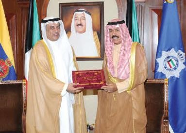 سمو ولي العهد يتسلم كتابا عن انجازات المجلس البلدي من مهلهل الخالد﻿