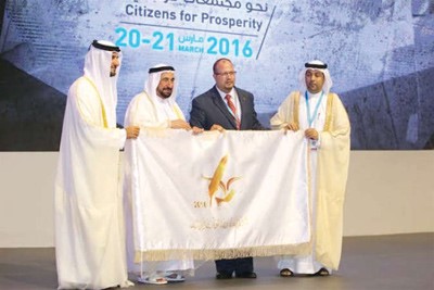 حاكم الشارقة الشيخ دسلطان بن محمد القاسمي يتسلم راية تتويج الشارقة عاصمة للصحافة العربية للعام 2016﻿