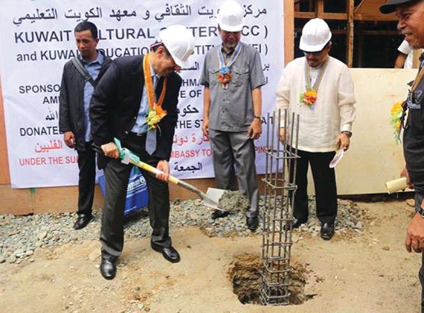 السفير وليد الكندري اثناء وضع حجر الاساس لمشروع مركز الكويت الثقافي في الفلبين