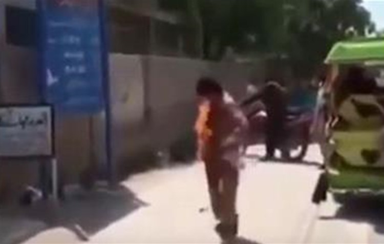 فيديو مؤلم.. انفجرت بطارية هاتفه في ملابسه فتحول إلى كتلة من اللهب