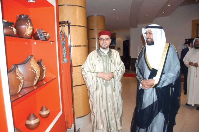العمير يطلع على بعض المقتنيات الاثرية التونسية	 محمد هاشم ﻿