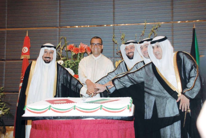 دعلي العمير وياسر ابل والسفيرعزيز الديحاني والشيخ علي الجابر والسفير التونسي يقطعون كيكة الاحتفال ﻿