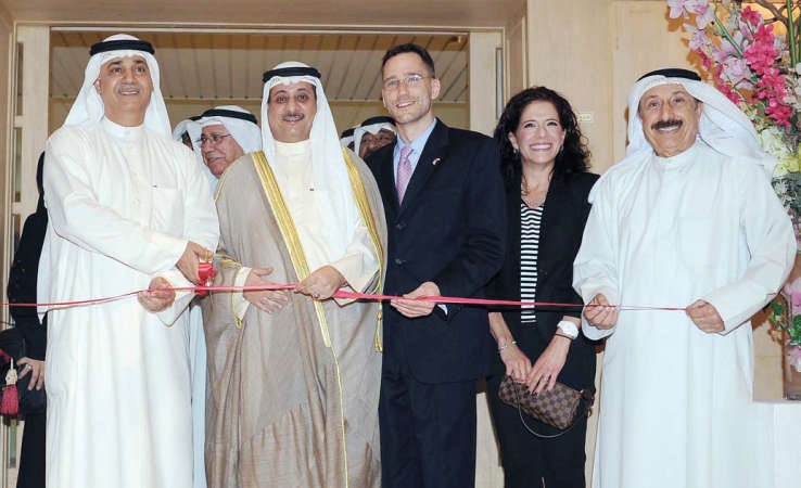 معلي اليوحة ودبدر الدويش وعبدالرسول سلمان خلال افتتاح المعرض﻿
