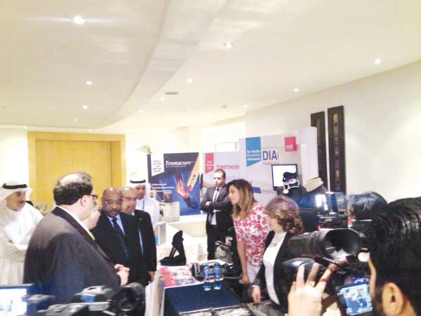 دمحمد الخشتي متفقدا المعرض المصاحب للمؤتمر﻿