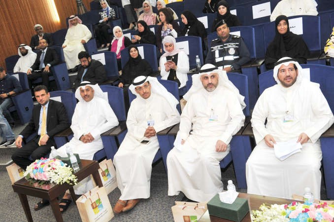 الشيخ عبدالله الاحمد وممحمد العنزي في مقدمة الحضور قاسم باشا﻿