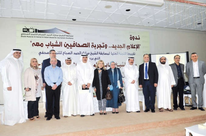 المتحدثون في الندوة مع عدد من المشاركين قاسم باشا﻿
