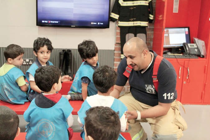 الاطفائي خالد المسباح يتحدث الى الاطفال عن عوامل السلامة