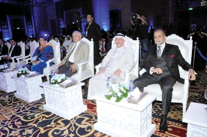 د بدر العيسى ود حبيب ابل ود عبدالرحمن الشايجي يتقدمون الحضور ﻿