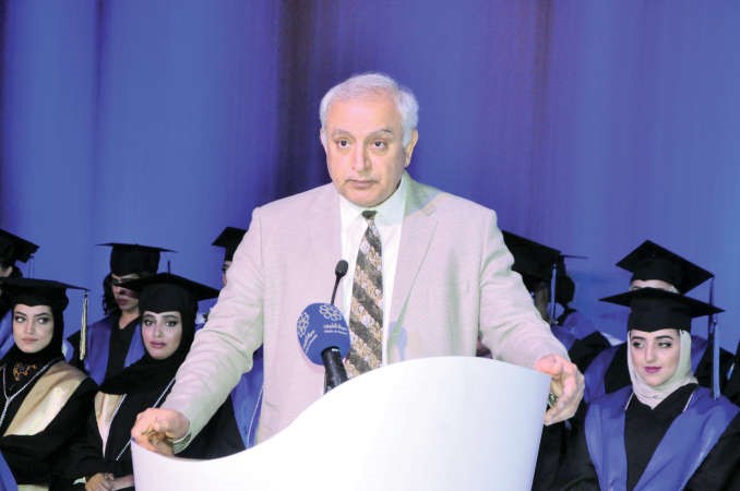 د بدر العيسى متحدثا خلال الحفل﻿