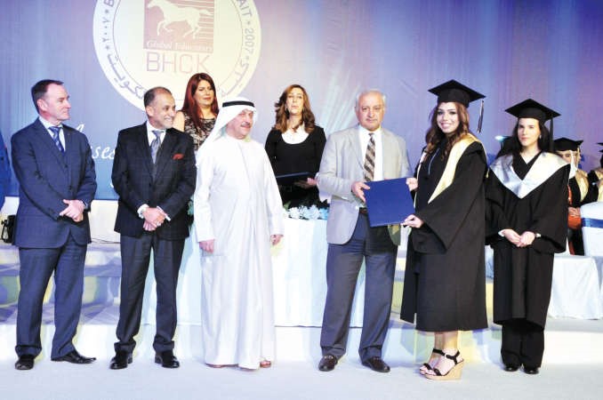 د بدر العيسى يكرم احدى الخريجات﻿