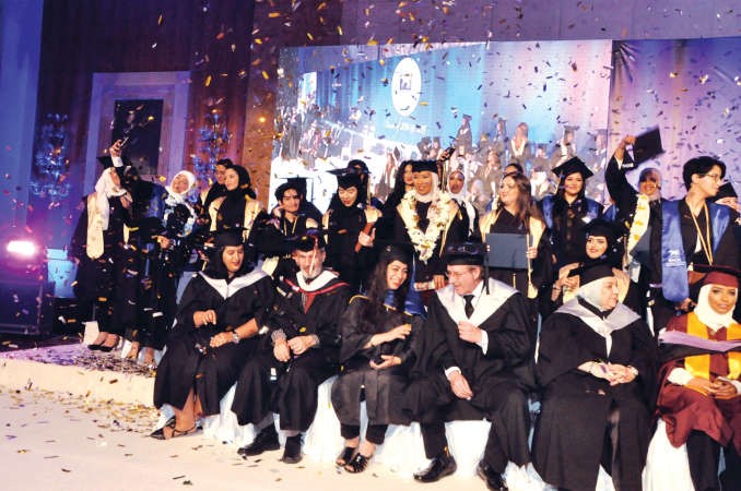 الفرحة تبدو على وجوه الخريجات﻿